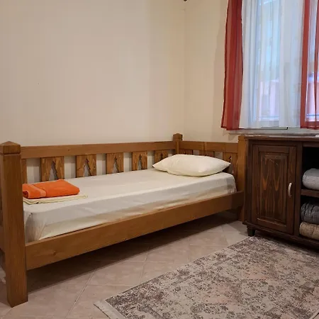 Nena Semi * Tirana